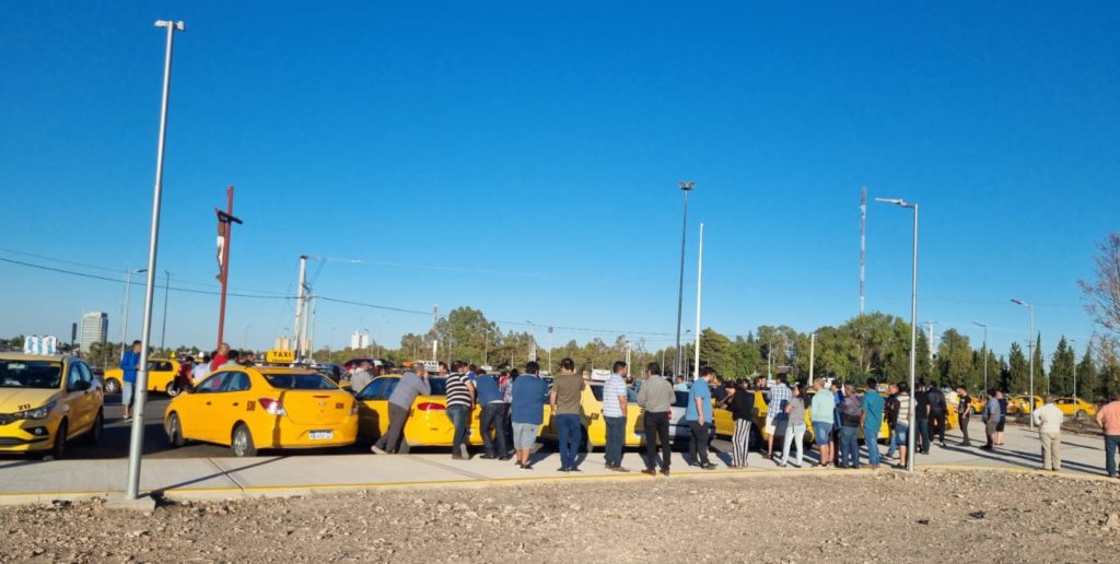 Taxistas y remiseros analizan cortes de rutas por la aprobación de las apps de traslado