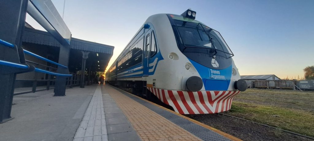 Tren del Valle: Buteler y Pasqualini se tomaron el primer servicio entre Neuquén y Cipolletti