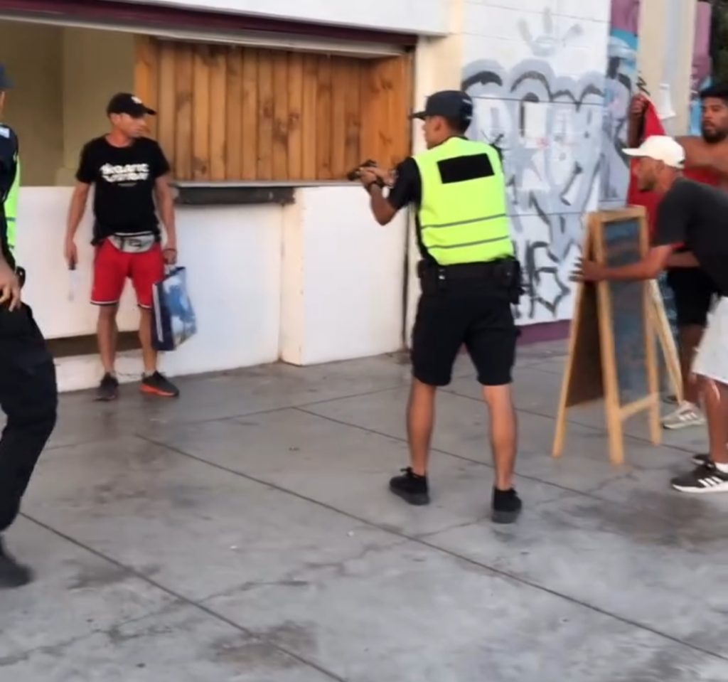 Amenazas y cuchillos: Policías intervinieron en una pelea en el Parque Central