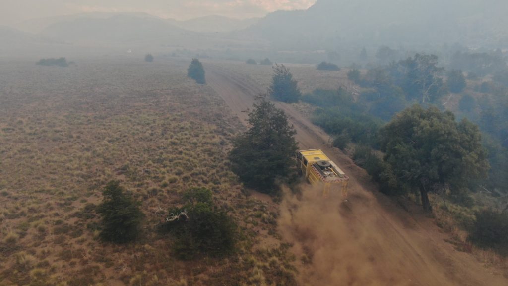 Ordenan evacuación total de Chiquilihuin por el avance del incendio en el Valle Magdalena
