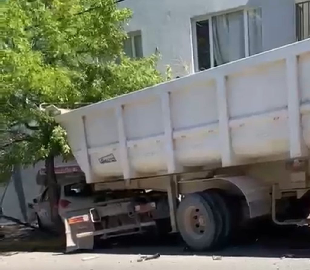 Camión perdió el control en la ciudad: Un herido y varios daños