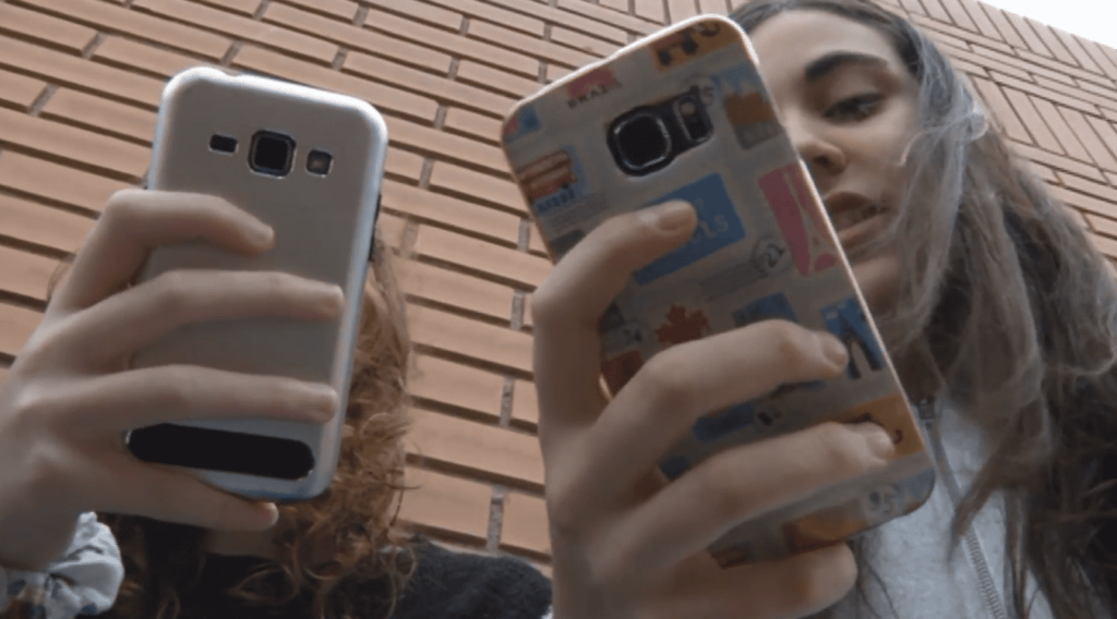 Diputados siguen analizando la prohibición de los celulares en las aulas