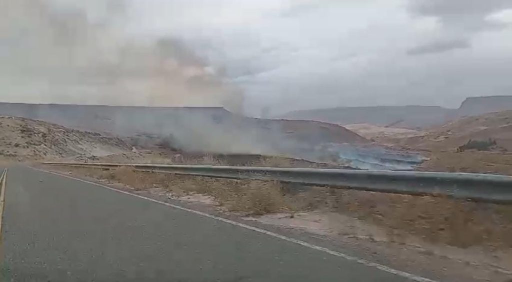 Cerraron la Ruta 40 por un incendio forestal