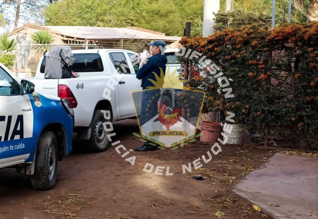 Policía rescató a una bebe encerrada en un vehículo