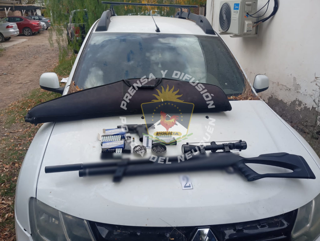 Demoraron a un hombre en Centenario que circulaba alcoholizado y con un arma en su camioneta