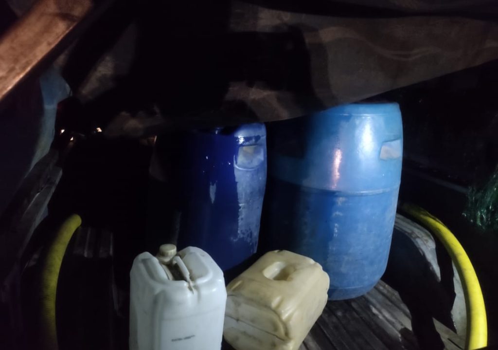 Dos personas fueron demoradas por sustraer combustible de un camión cisterna
