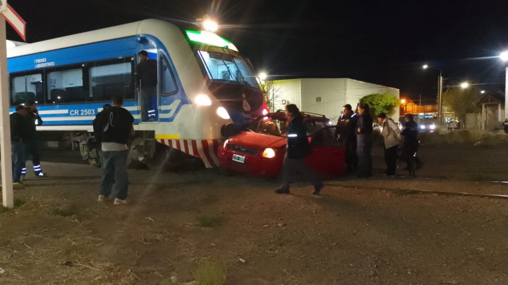 Imprudencia: Auto impactó al Tren del Valle en Plottier
