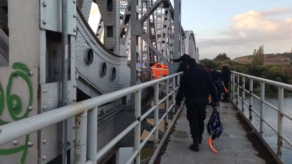 Policía evitó que un hombre se arroje desde un puente