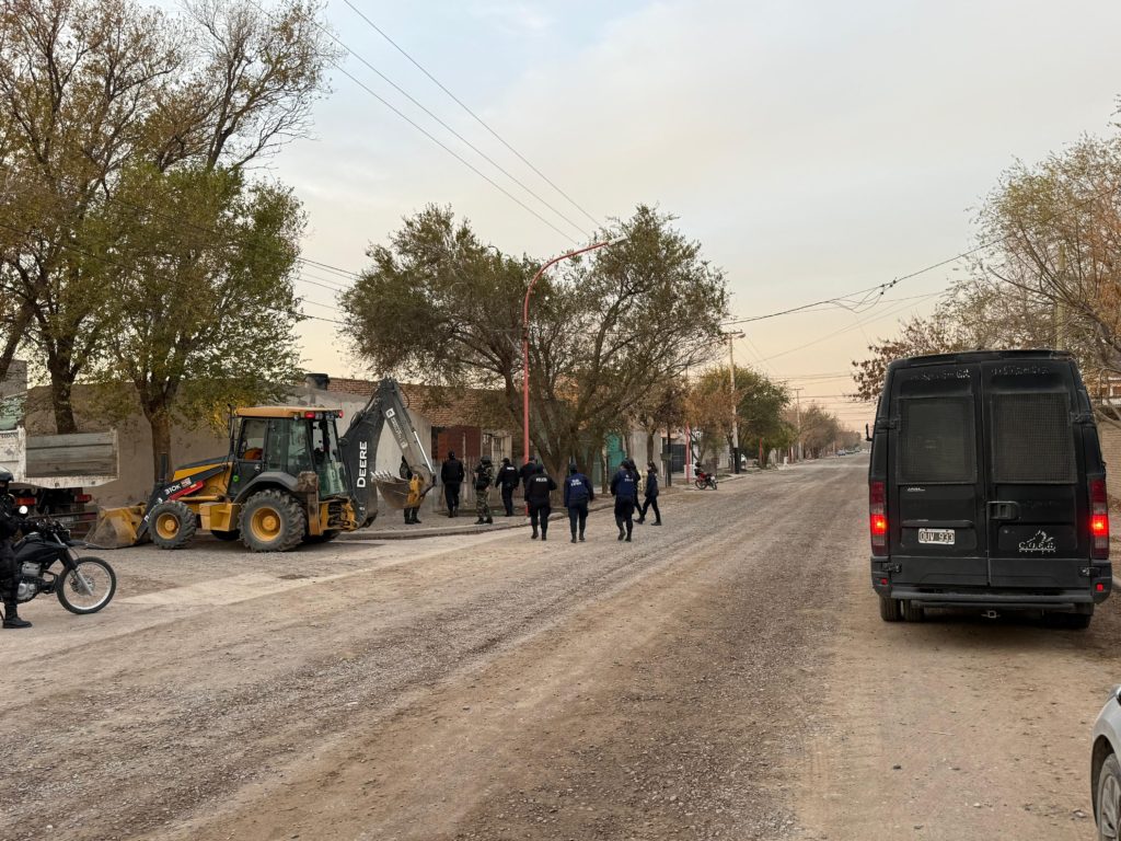 Derribaron un aguantadero y otros cinco están en la mira de la municipalidad de Cipolletti