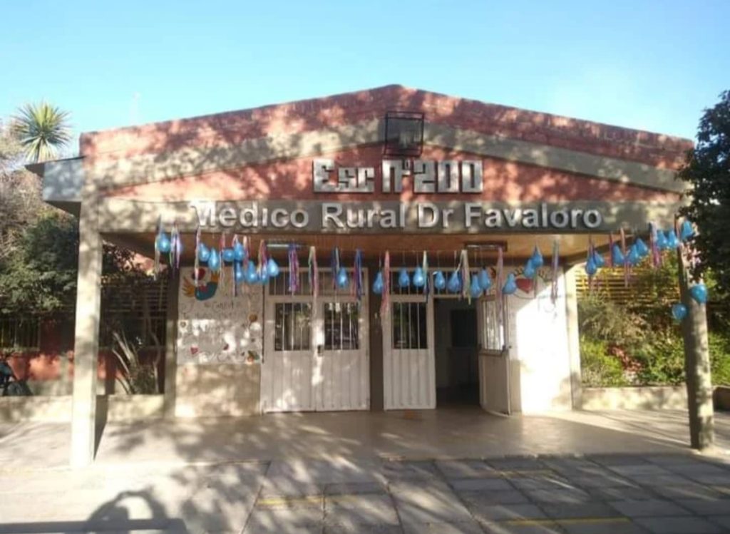 Siguen las versiones cruzadas entre docentes y familias en la Escuela 200