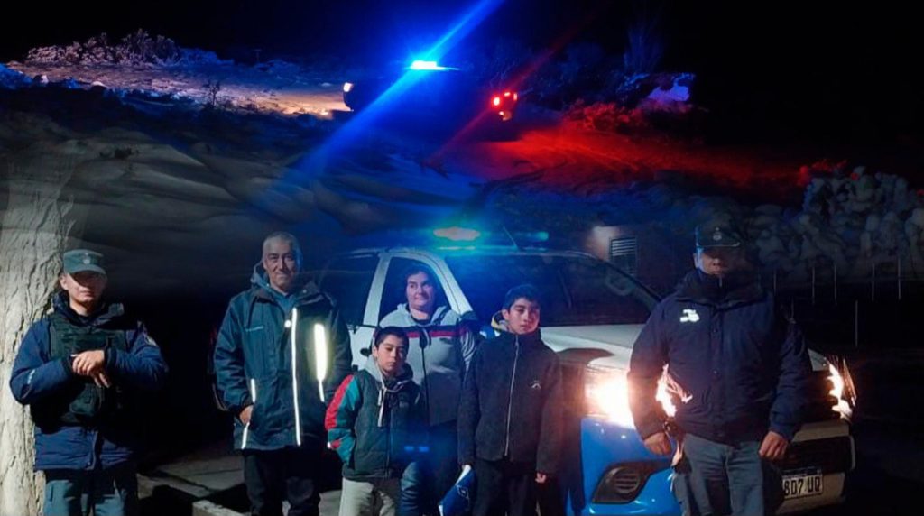 Policía asistió a familia que estaba en invernada y no podía avanzar por la nieve