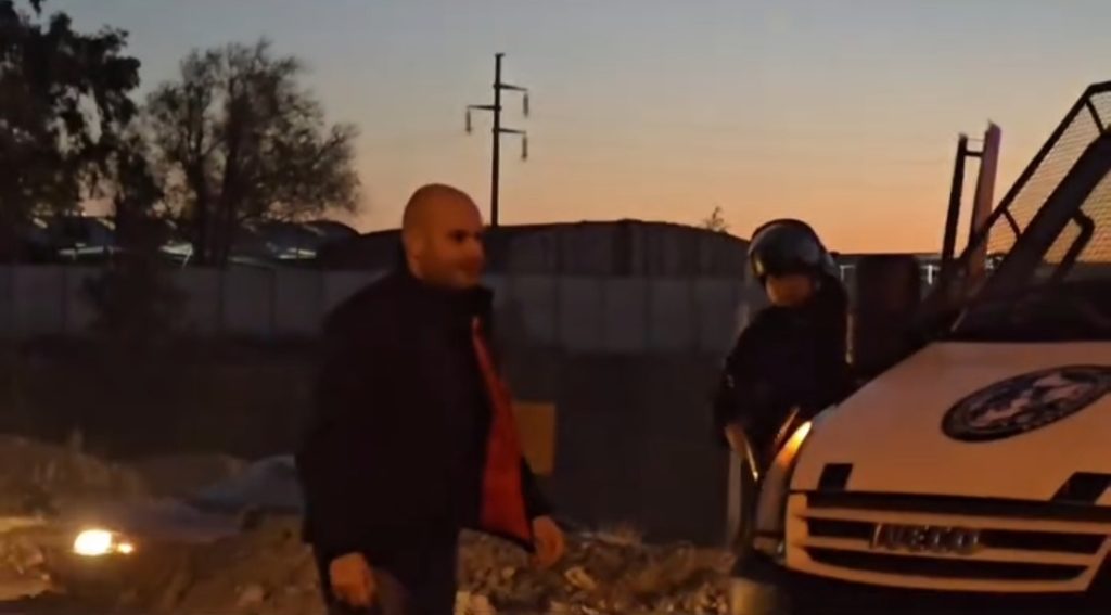 Un conductor intentó chocar a manifestantes y lo golpearon