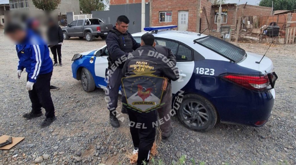 Policía secuestró una pistola durante una conversación en la calle