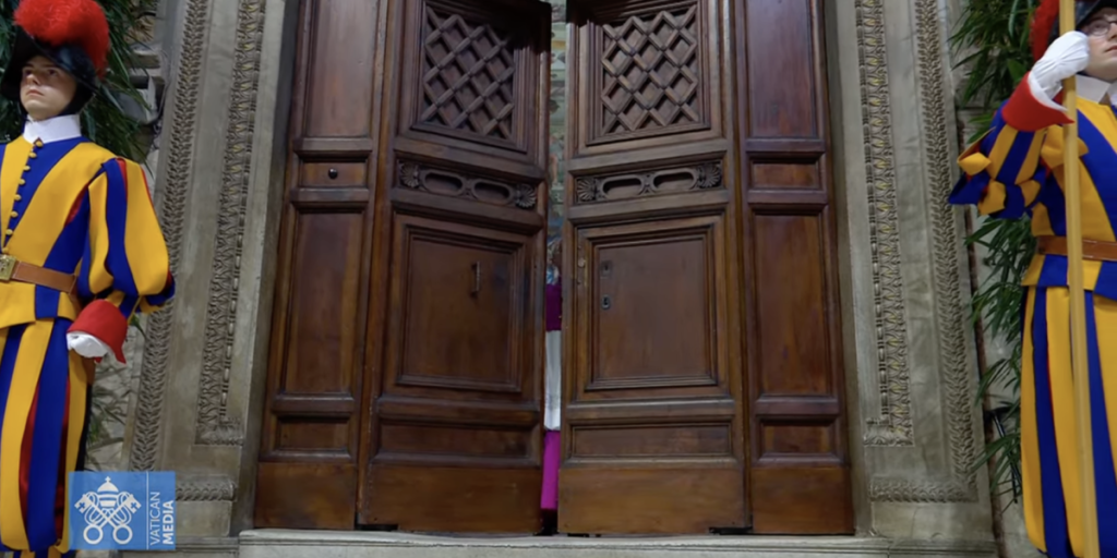 Se cerraron las puertas de la Capilla Sixtina y comenzó la primera ronda de votación para elegir papa
