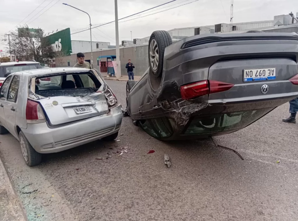 Impresionante vuelco en calle Belgrano: un auto voló tras chocar