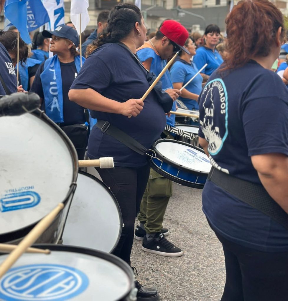 Se picó: Empleados de salud privada hicieron una protesta y el dueño de una óptica increpó a una manifestante