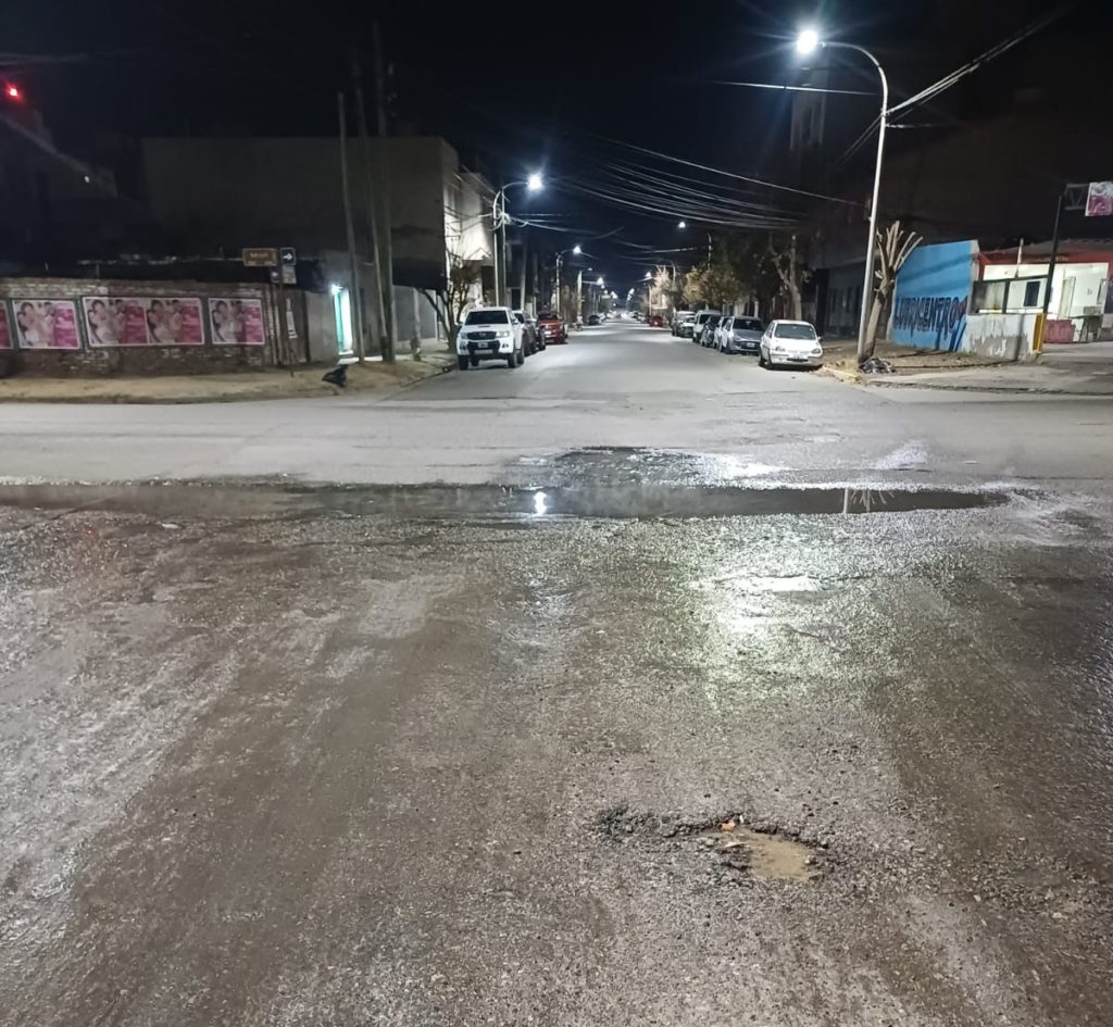 Llegó el frío y las calles con hielo se multiplican en la ciudad de Neuquén