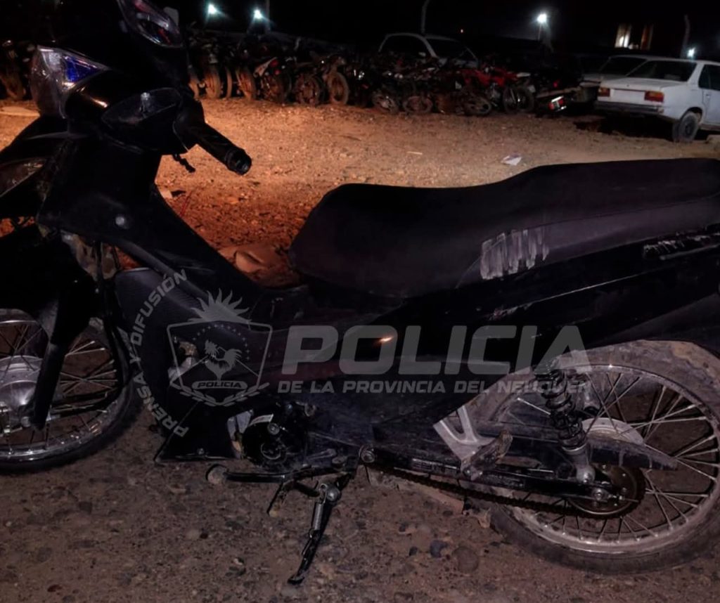 Quiso escapar de un control policial y abandonó una moto robada