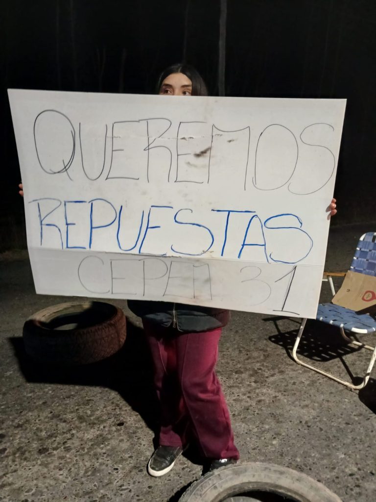Mañana caliente: Comunidad educativa corta dos rutas y la Justicia emitió una orden de desalojo