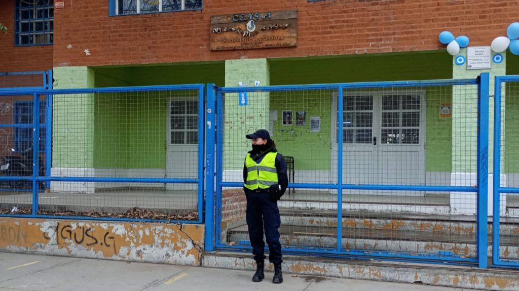 Policía reforzó la presencia en escuelas ante amenazas de peleas entre adolescentes