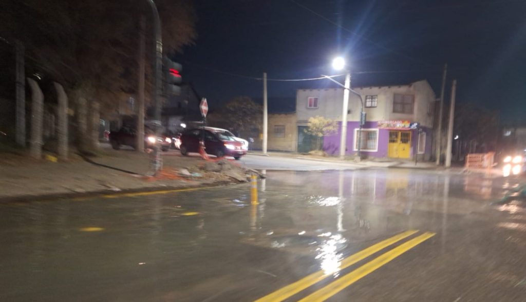 Una «laguna» de agua y cloacas complica una zona altamente transitada