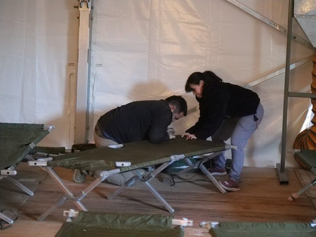 Parador nocturno: Más de 100 personas en situación de calle ya pasaron por la carpa