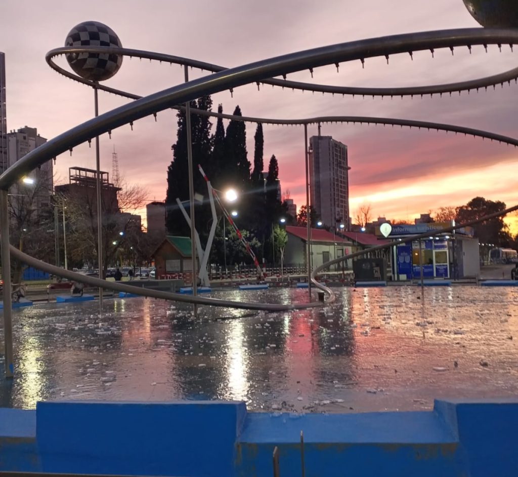 El hielo copa la ciudad en medio de la ola frío