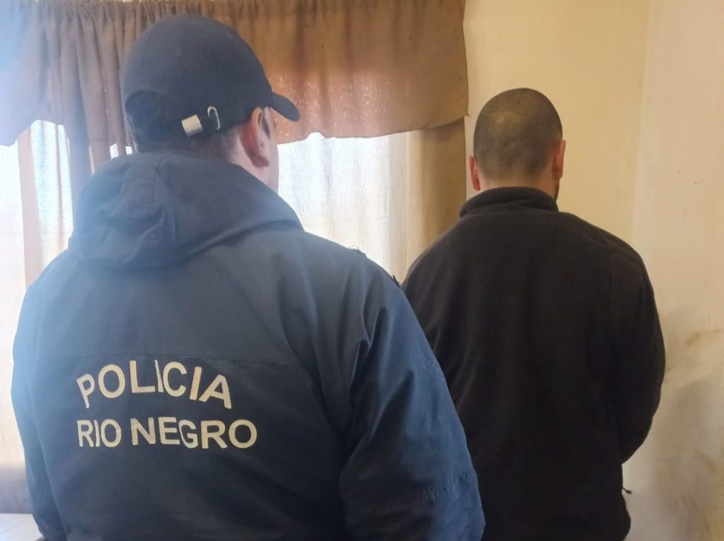 La policía detuvo a un hombre que roció con combustible a su ex