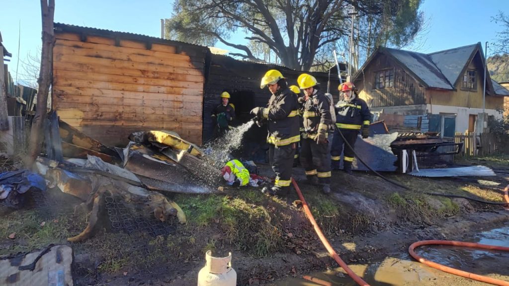 Bomberos acudieron a un incendio en Chacra 4 de San Martín de los Andes