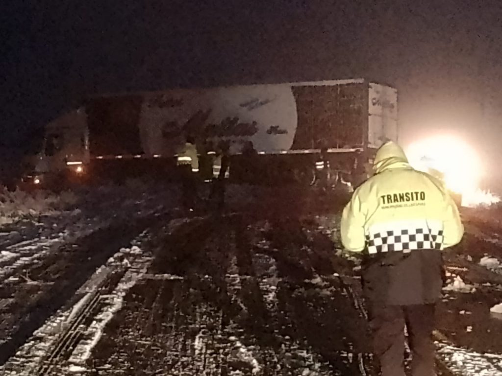 Un camión bloquea por completo a la Ruta 40