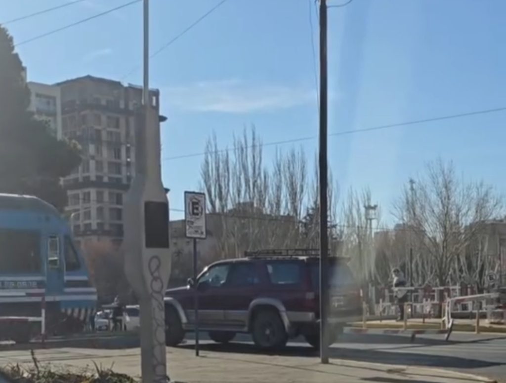 Las barreras del Tren del Valle no se salvan de los conductores irresponsables