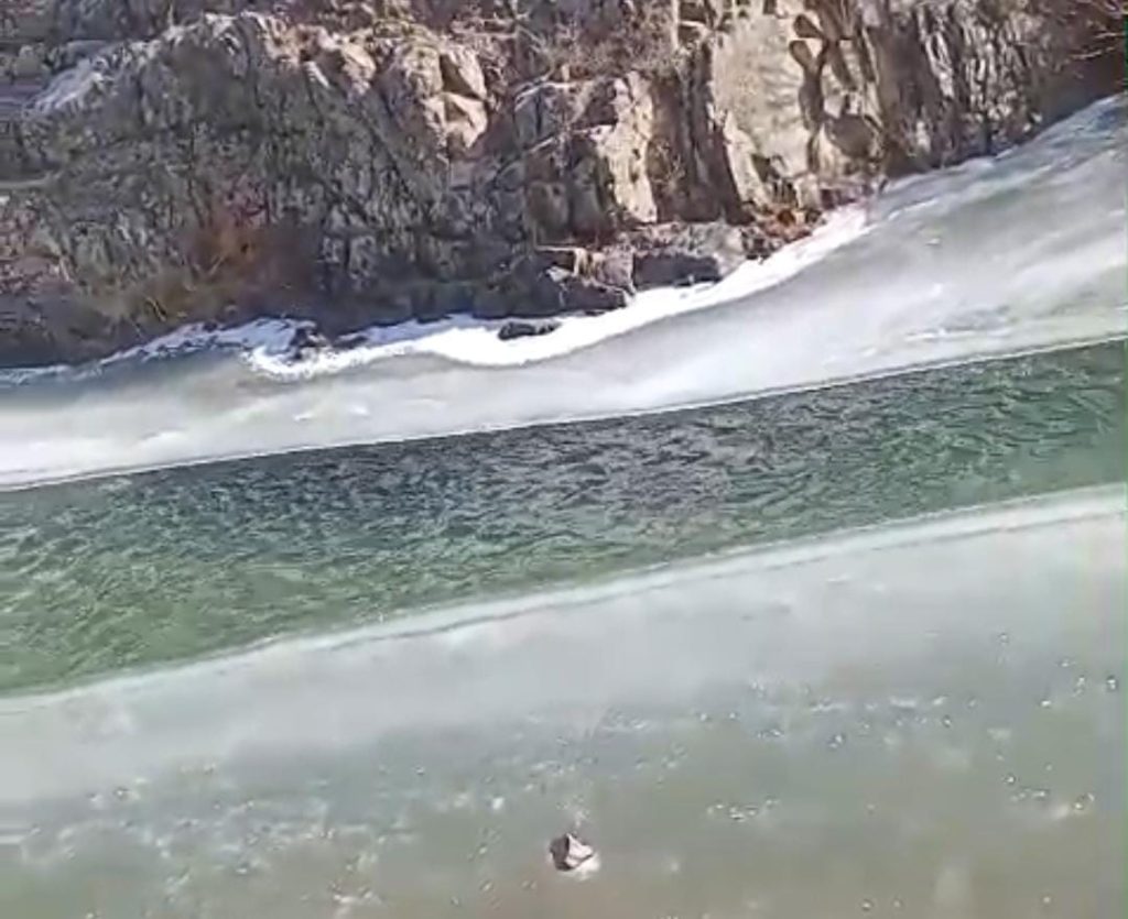 Se congeló el Río Cuyin Manzano y la población teme quedar aislada