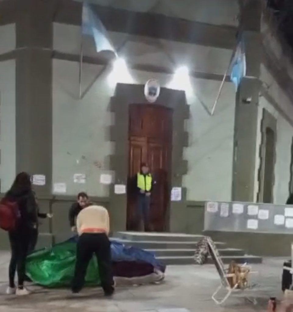 Damnificados de la Cooperativa 127 Hectáreas acampan en Casa de Gobierno
