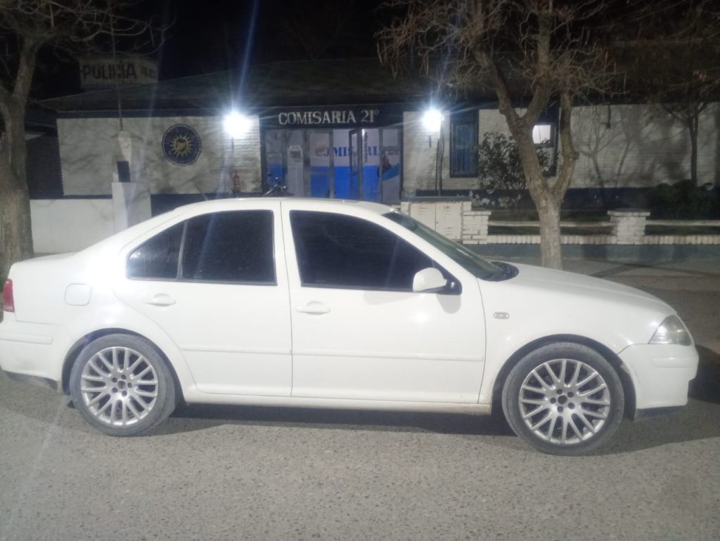 Secuestraron un auto y demoraron a un hombre en Roca por un caso de estafa en Neuquén