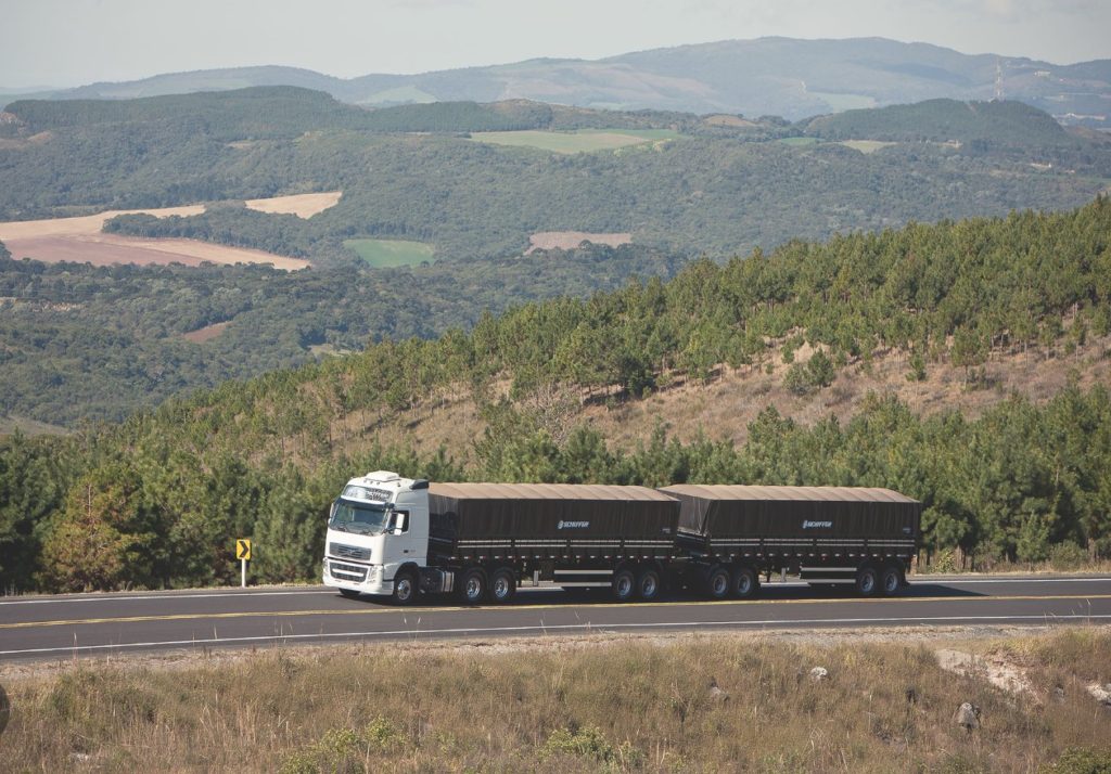 ¿Es seguro que circulen los bitrenes en las rutas argentinas?