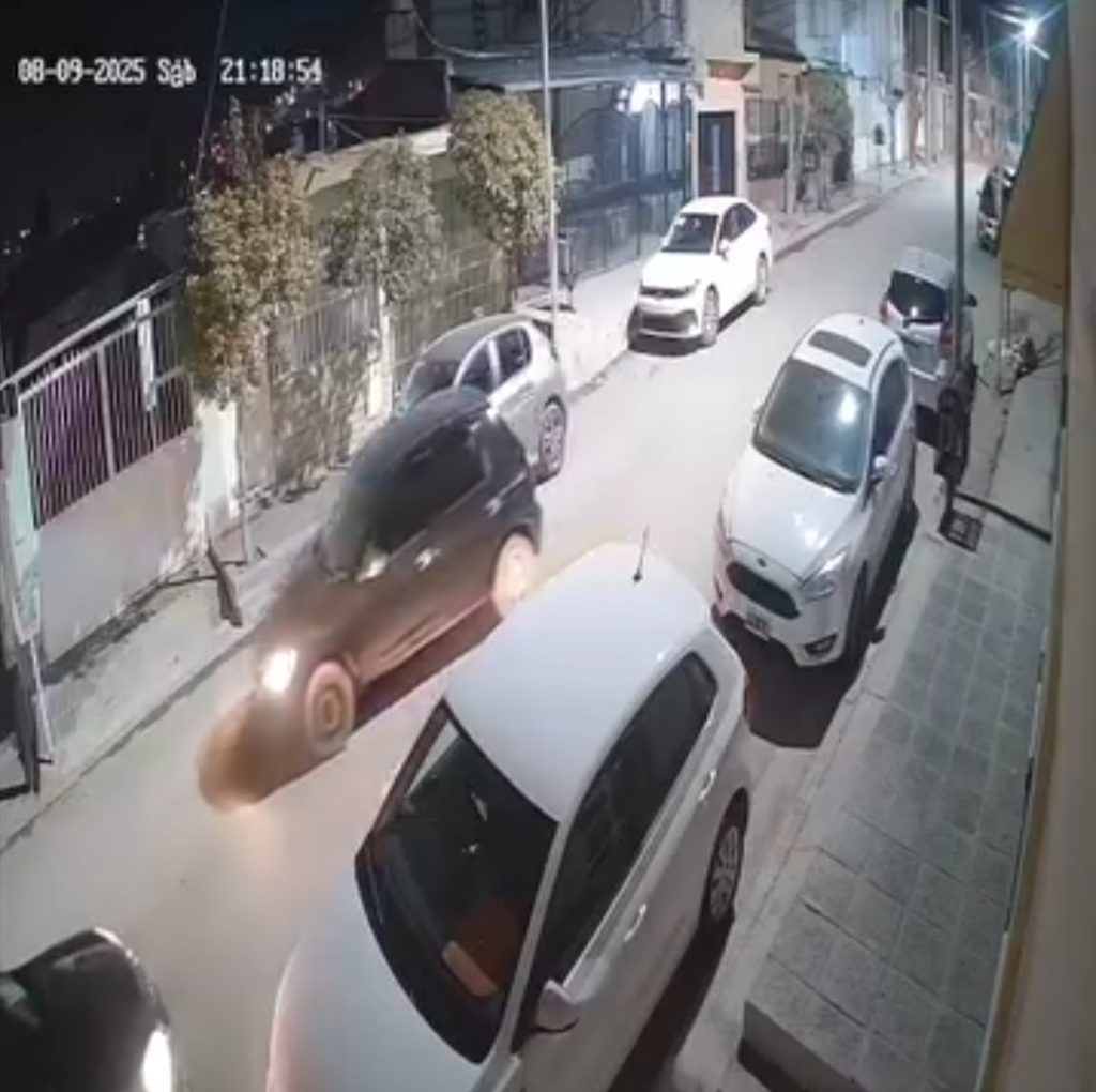 Vecina denunció que una chofer de app chocó su auto estacionado y luego huyó