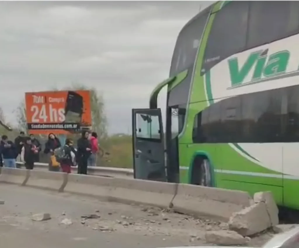 Un colectivo impactó contra el separador en el Puente Carretero y quedó al borde del vacío