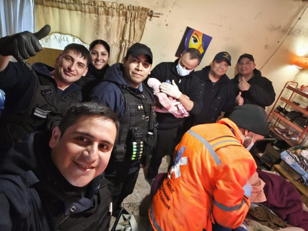 Policías asistieron el parto de un bebé en una vivienda de Bariloche