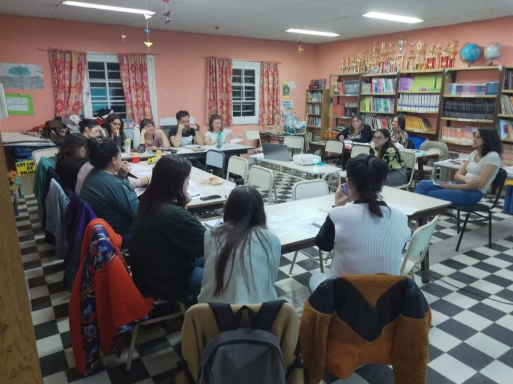Madre e hijo tienen amenazada a toda una comunidad educativa en Vista Alegre