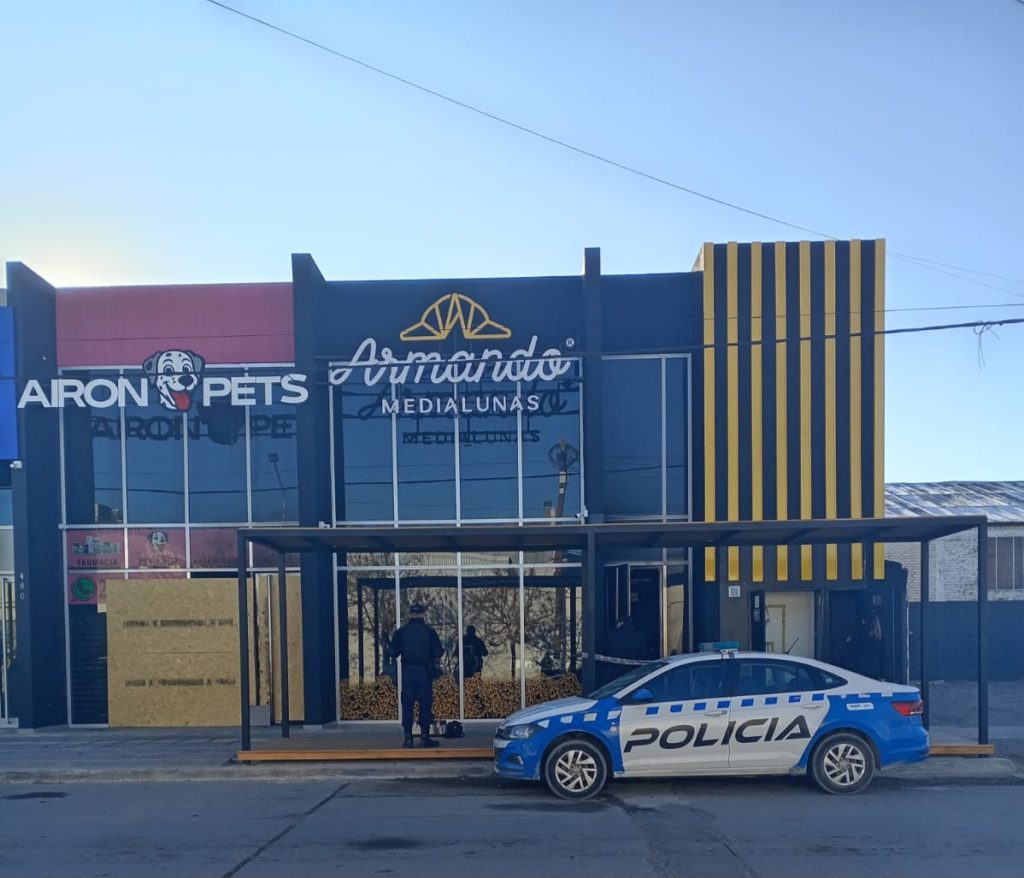 Ardiendo a las medialunas: Local comercial de barrio Belgrano sufrió un incendio