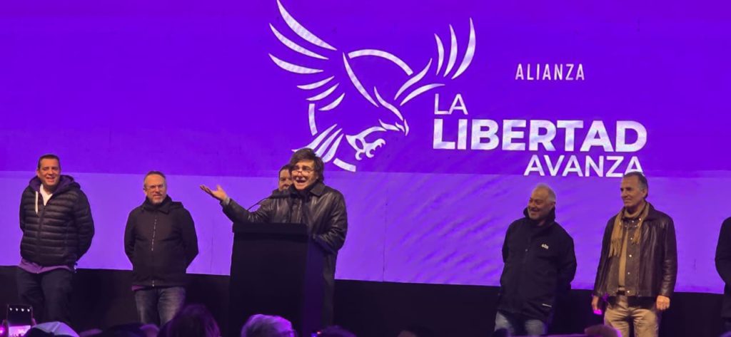 Milei cerró la campaña en Moreno: defendió a Karina y habló de un “empate técnico”