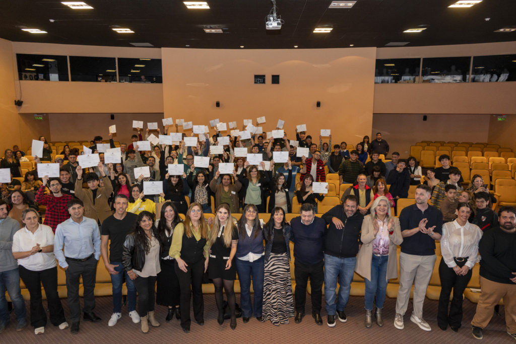 Se entregaron certificados de los cursos realizados por el Instituto Superior de Acción Cooperativa