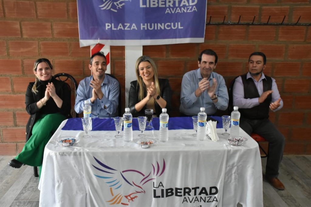 Candidatos nacionales de La Libertad Avanza de Neuquén se reunieron con vecinos de Plaza Huincul