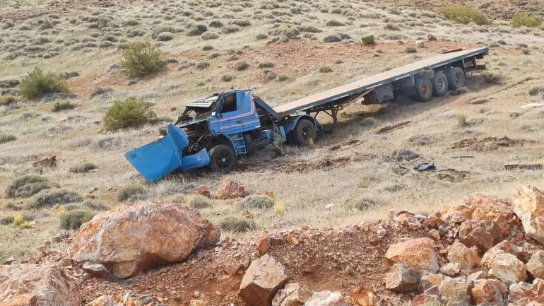 Andacollo: un camión se despistó y cayó a un barranco de 50 metros