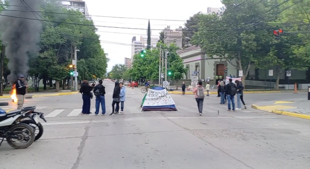 Damnificados de la Cooperativa 127 Hectáreas cortan el tránsito frente a Casa de Gobierno