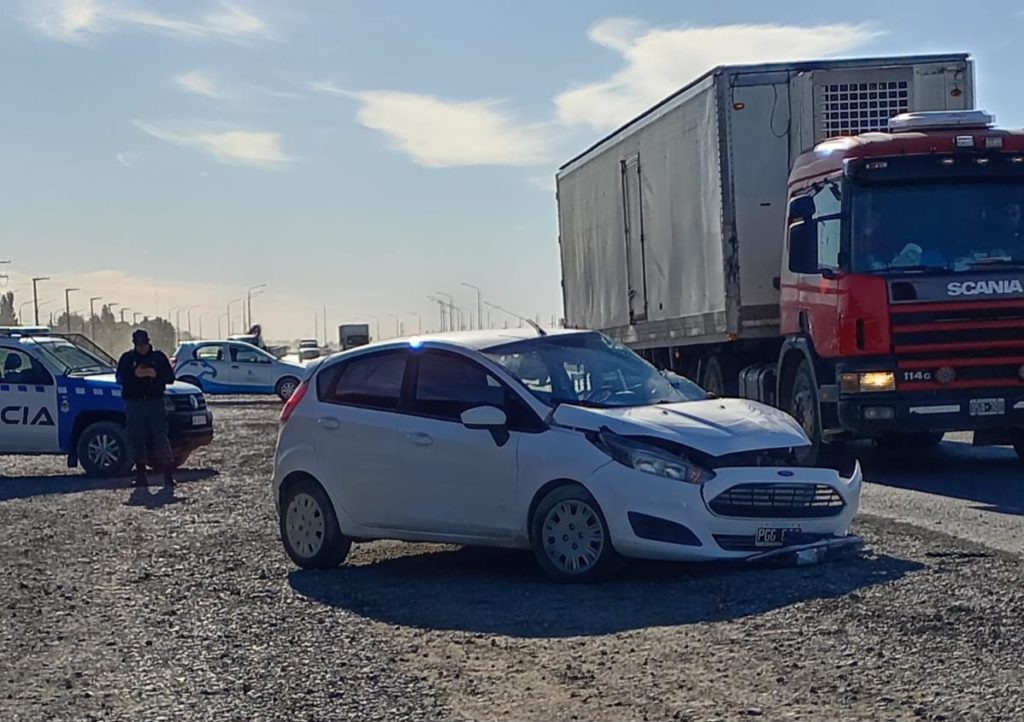 Dobló en U, provocó un accidente y se fue del lugar
