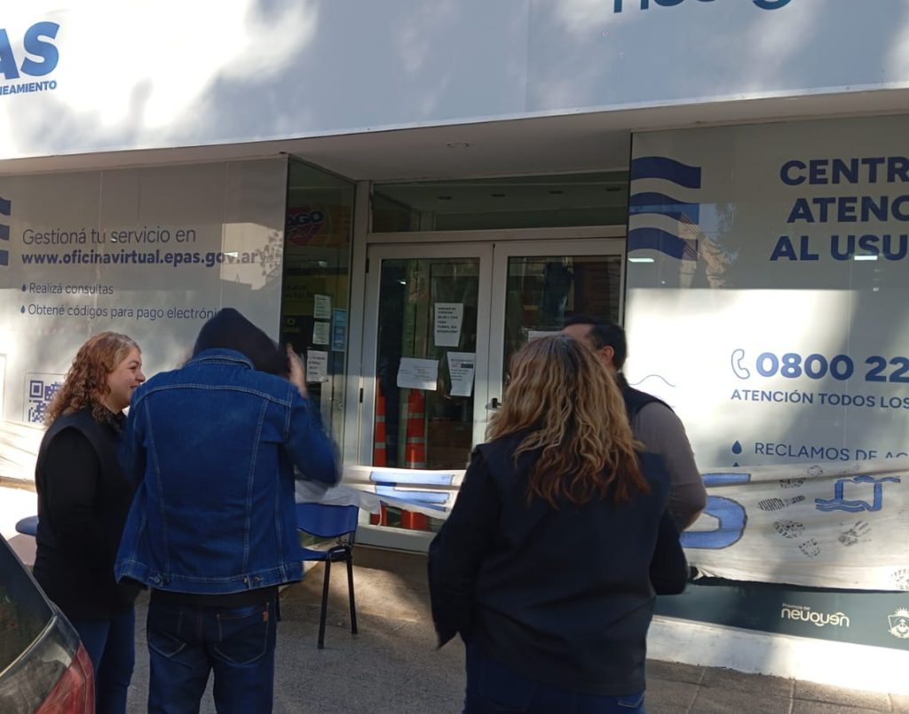 Trabajadores de EPAS reclaman más personal en la oficina de Diagonal Alvear