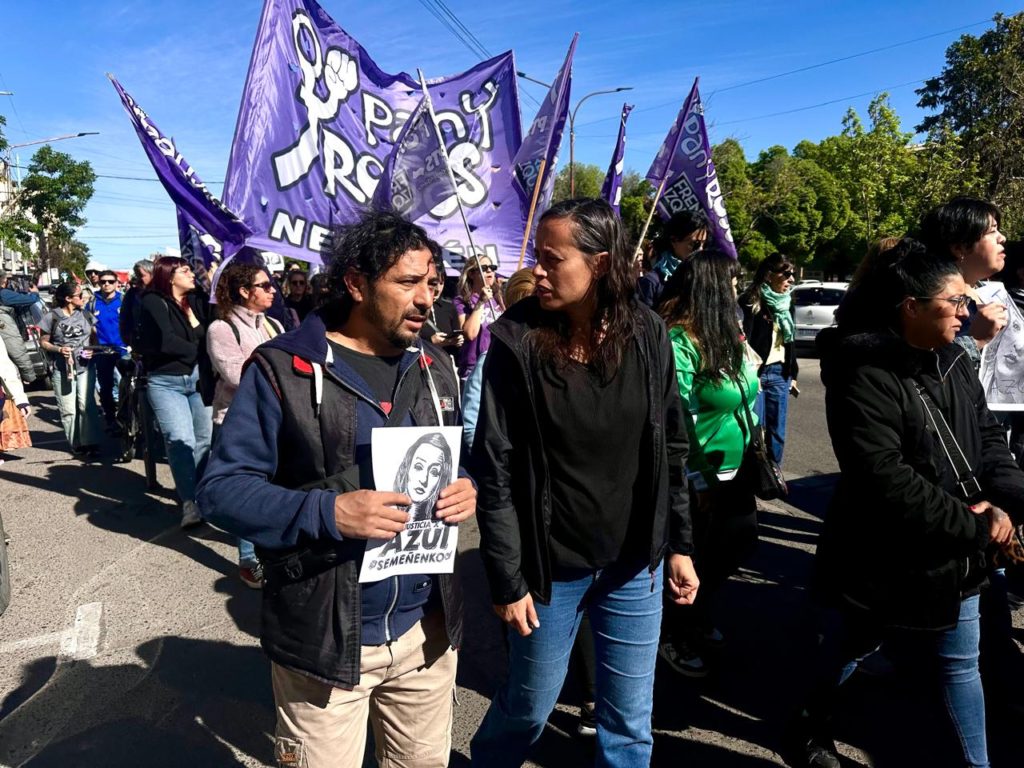 Dirigentes del Frente de Izquierda acompañaron la marcha por justicia para Azul Semeñenko