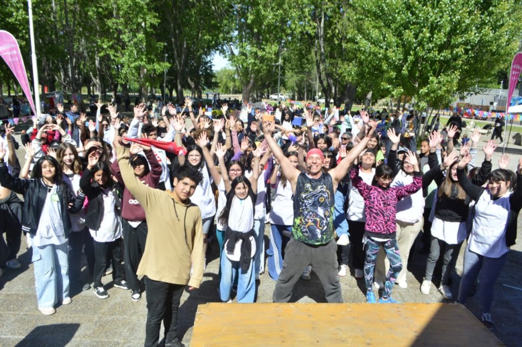 Más de 700 chicos y chicas protagonizaron el “Banderazo por la Democracia” en Neuquén