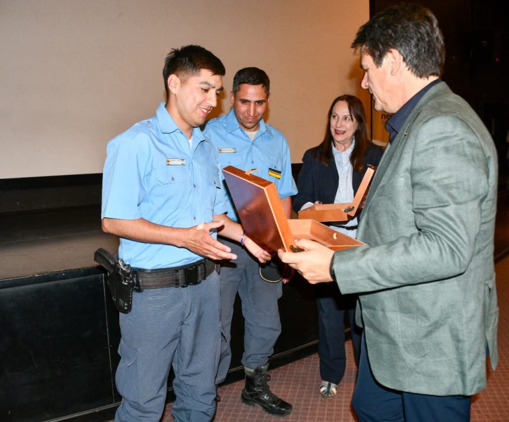 Policías fueron reconocidos con la Llave de la Ciudad por salvar la vida de una bebé